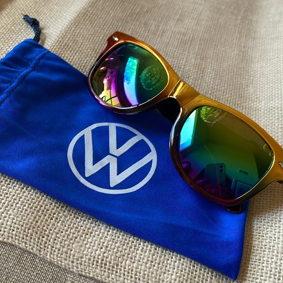 VW Volkswagen Atlas Cross Sport Mirrored Sunglasses with storage pouch new - Picture 2 of 8